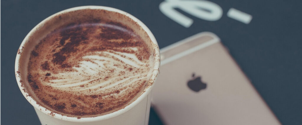 Darmowa kawa jako przykład nagrody w programie lojalnościowym