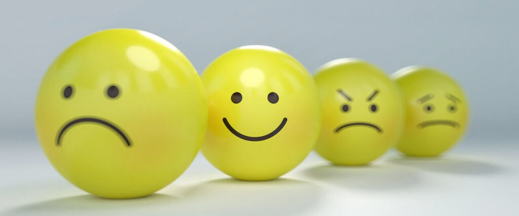 Emotki z różnymi minami - grafika do psychologii marketingu